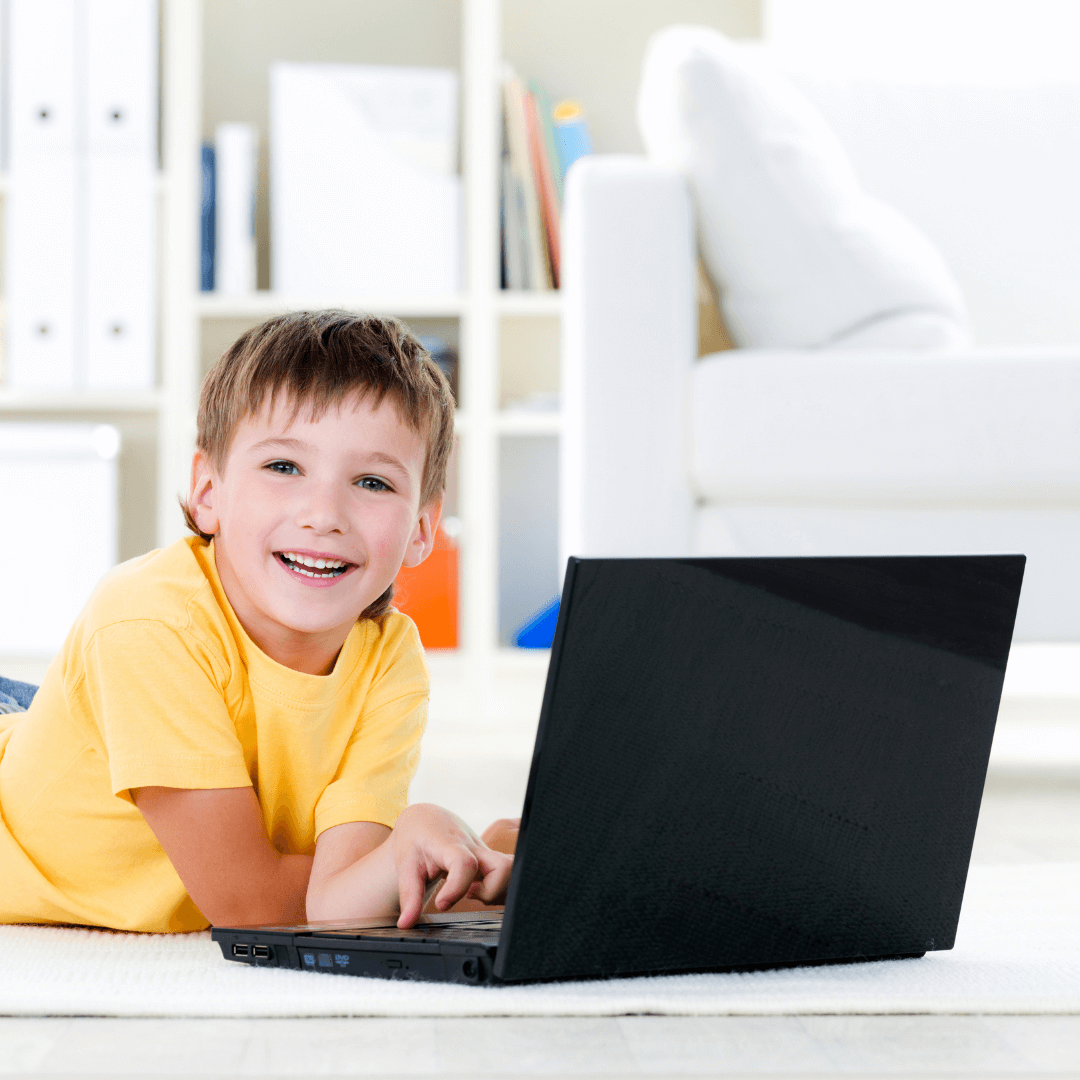 NIÑO CON ORDENADOR SONRÍE (1)