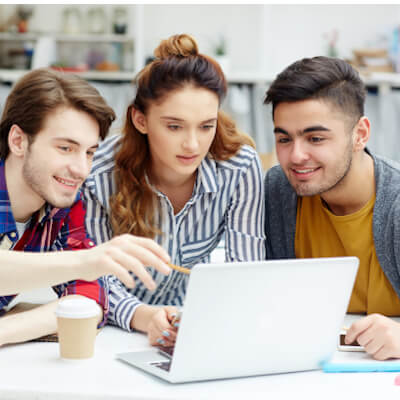 Tres-jovenes-estudiando